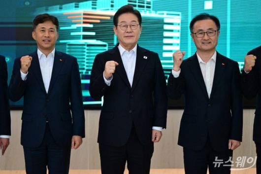 이재명 더불어민주당 대선 후보와 곽노정 SK하이닉스 대표이사 사장(왼쪽), 송현종 SK하이닉스 코퍼레이트 사장(오른쪽)이 28일 오후 경기도 이천시 SK하이닉스 이천캠퍼스에서 'K-반도체' AI메모리반도체 기업 간담회에 앞서 기념촬영을 하고 있다. 사진=국회사진취재단