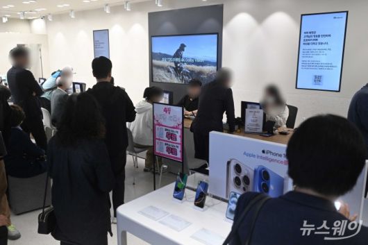 최근 대규모 해킹 공격으로 인해 가입자 유심(USIM) 정보가 탈취된 SK텔레콤(=SKT)이 28일 오전 서울 시내 한 SKT 대리점에서 이용자들에게 무료 유심 교체 안내를 설명하고 있다. 사진=강민석 기자 kms@newsway.co.kr