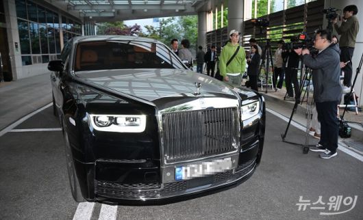 도널드 트럼프 미국 대통령의 장남 트럼프 주니어가 29일 오후 서울 강서구 서울김포비즈니스항공센터를 통해 입국. 취재진을 피해 다른 출입구로 떠난 직후 의전용으로 준비된 롤스로이스 차량이 이동하고 있다. 사진=이수길 기자 Leo2004@newsway.co.kr