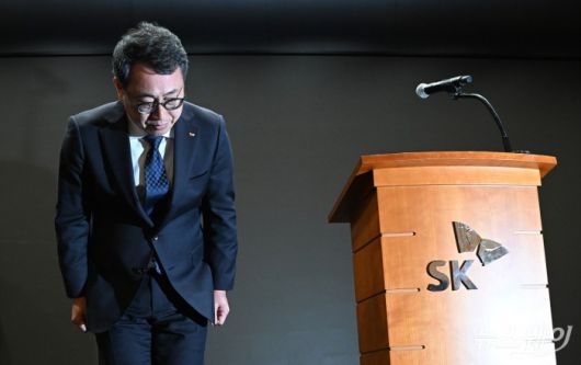 유영상 SK텔레콤 대표가 25일 서울 중구 SKT타워에서 지난 22일 발생한 해킹공격으로 가입자 유심(USIM) 정보가 유출된 것과 관련해 고개 숙여 사과하고 있다. 사진=이수길 기자 Leo2004@newsway.co.kr