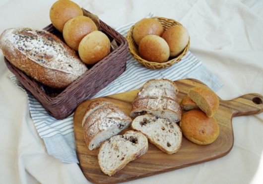 렌틸콩 퀴노아깜빠뉴와 병아리콩 곡물빵. 사진=신세계푸드 제공