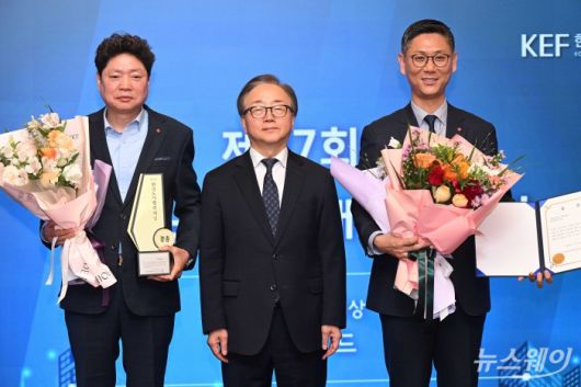 (오른쪽 첫 번째)한국노사협력대상 대기업부문 대상을 수상한 권오상 롯데월드 대표이사와 허남열 롯데월드 노조위원장, 이동근 한국경영자총협회 상근부회장이 8일 오전 서울 종로구 포시즌스호텔에서 열린 제37회 한국노사협력대상 시상식에서 기념촬영을 하고 있다. 사진=강민석 기자 kms@newsway.co.kr