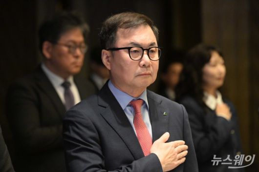 조재천 현대엘리베이터 대표이사가 8일 오전 서울 종로구 포시즌스호텔에서 열린 제37회 한국노사협력대상 시상식에서 국민의례를 하고 있다. 사진=강민석 기자 kms@newsway.co.kr