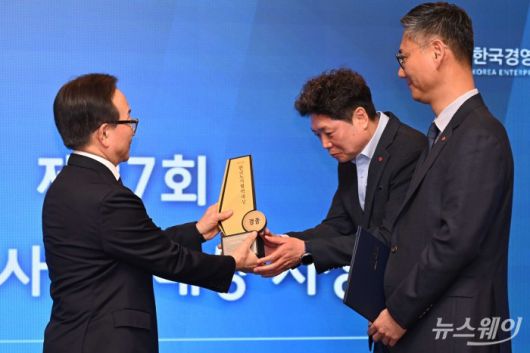 (왼쪽)이동근 한국경영자총협회 상근부회장이 8일 오전 서울 종로구 포시즌스호텔에서 열린 제37회 한국노사협력대상 시상식에서 허남열 롯데월드 노조위원장이 한국노사협력대상 대기업부문 대상을 수여하고 있다. (왼쪽부터)이 경총 상근부회장, 허 롯데월드 노조위원장, 권오상 롯데월드 대표이사. 사진=강민석 기자 kms@newsway.co.kr