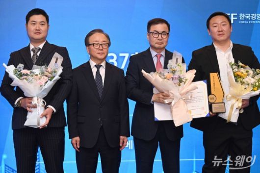 (오른쪽 두 번째)대기업부문 우수상을 수상한 조재천 현대엘리베이터 대표이사와 이동근 한국경영자총협회 상근부회장이 8일 오전 서울 종로구 포시즌스호텔에서 열린 제37회 한국노사협력대상 시상식에서 기념촬영을 하고 있다. (왼쪽부터)윤민욱 현대엘리베이터 노조위원장, 이 경총 상근부회장, 조 대표, 주인수 노조위원장. 사진=강민석 기자 kms@newsway.co.kr