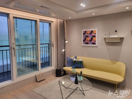 e편한세상 대장 퍼스티움 거실. 사진= 주현철 기자