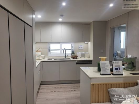 e편한세상 대장 퍼스티움 주방. 사진= 주현철 기자