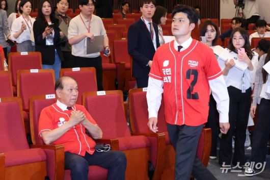 (오른쪽)김용태 국민의힘 비상대책위원장이 3일 오후 서울 여의도 국회도서관에 마련된 '제 21대 대통령선거 개표상황실'에서 방송3사 출구조사 결과를 본 뒤 상황실을 나서고 있다. (왼쪽)황우여 공동선대위원장. 사진=강민석 기자 kms@newsway.co.kr