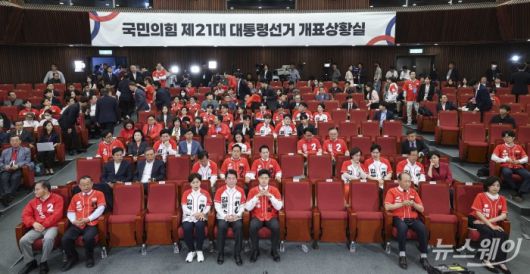 국민의힘 당 지도부가 3일 오후 서울 여의도 국회도서관에 마련된 '제 21대 대통령선거 개표상황실'에서 방송3사 출구조사 결과를 지켜보다 굳은 표정으로 상항실을 나서고 있다. 사진=강민석 기자 kms@newsway.co.kr