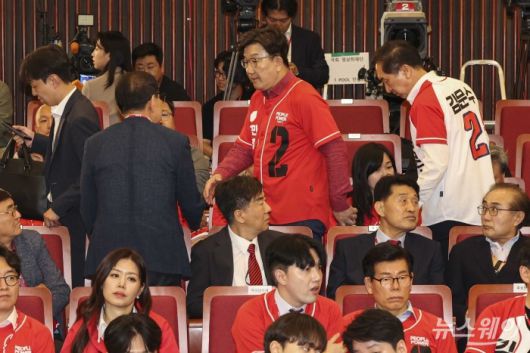 권성동 원내대표 겸 공동선대위원장과 김기현 공동선대위원장이 3일 오후 서울 여의도 국회도서관에 마련된 '제 21대 대통령선거 개표상황실'에서 방송3사 출구조사 결과를 지켜 본 뒤 자리를 나서고 있다. 사진=강민석 기자 kms@newsway.co.kr