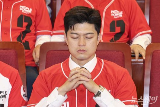 김용태 국민의힘 비상대책위원장이 3일 오후 서울 여의도 국회도서관에 마련된 '제 21대 대통령선거 개표상황실'에서 방송3사 출구조사 결과를 지켜보다 당 지도부가 자리를 나서자 눈을 질끈 감고 있다. 사진=강민석 기자 kms@newsway.co.kr