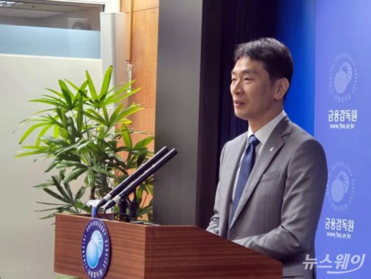 이복현 금융감독원장이 5일 오전 금감원 서울본원 기자실에서 출입기자들과 만나 퇴임 소감을 전하고 있다. 사진=박경보 기자