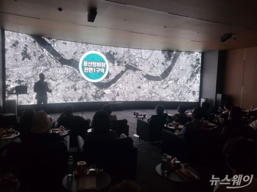 포스코이앤씨 관계자가 용산정비창 전면1구역 홍보관에서 조합원을 대상으로 브리핑을 진행하고 있다. 사진= 주현철 기자.