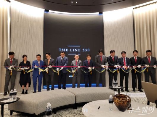 용산정비창 전면1구역 재개발 HDC현대산업개발 홍보관 개관 기념식에 참석한 정경구 HDC현대산업개발 대표이사 등 관계자들이 커팅식을 하고 있다. 사진= 주현철 기자.
