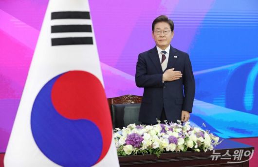 이재명 대통령이 4일 오전 서울 여의도 국회 로텐더홀에서 열린 제21대 대통령 취임선서식에서 국민의례를 하고 있다. 사진=국회사진기자단