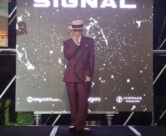 13일 그랜드 하얏트 서울 호텔에서 개최된 '피스마이너스원 프리미엄 하이볼 론칭 파티-더 시그널'에서 지드래곤이 '아트워크'하이볼을 들고있다./사진=조효정기자