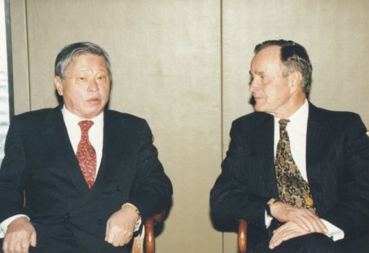 1996년 1월 최종현 SK 선대회장(왼쪽)이 서울 한남동 그랜드하얏트 호텔에서 조지 H. W. 부시 前 미국대통령과 만나 환담을 나누고 있다. 사진=SK그룹 제공