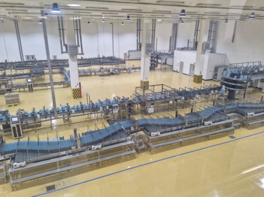 백산수 신공장 스마트 팩토리. 농심 백산수 공장은 생산시설에 약 40명의 직원만 근무하는 무인 자동화 스마트 팩토리다. 취수, 포장, 물류 등 백산수 생산 전 공정에서 사람의 손이 닿지 않게 운영되어 오염을 원천적으로 봉쇄한다. /사진=조효정 기자