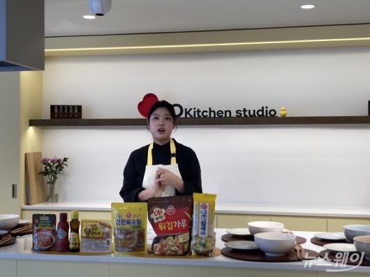 오키친 스튜디오에서 셰프가 설명하고 있다. 사진=김제영 기자