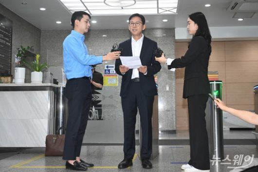 배경훈 과학기술정보통신부 장관 후보자가 24일 오전 서울 종로구 광화문우체국에 마련된 인사청문회 준비 집무실로 첫 출근을 하던 중 취재진의 질문에 답변을 하고 있다. 사진=강민석 기자 kms@newsway.co.kr