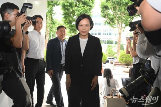 한성숙 중소벤처기업부 장관 후보자가 24일 오후 서울 여의도 삼희익스콘벤처타워에 마련된 인사청문회 준비 집무실로 첫 출근을 하고 있다. 사진=강민석 기자 kms@newsway.co.kr