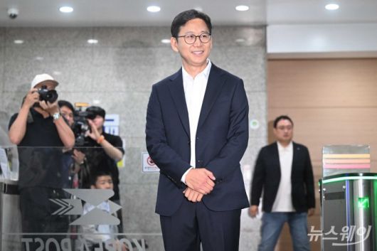 배경훈 과학기술정보통신부 장관 후보자가 24일 오전 서울 종로구 광화문우체국에 마련된 인사청문회 준비 집무실로 첫 출근을 하고 있다. 사진=강민석 기자 kms@newsway.co.kr