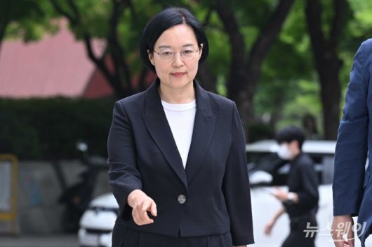 한성숙 중소벤처기업부 장관 후보자가 24일 오후 서울 여의도 삼희익스콘벤처타워에 마련된 인사청문회 준비 집무실로 첫 출근을 하고 있다. 사진=강민석 기자 kms@newsway.co.kr