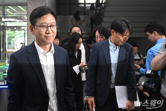 배경훈 과학기술정보통신부 장관 후보자가 24일 오전 서울 종로구 광화문우체국에 마련된 인사청문회 준비 집무실로 첫 출근을 하고 있다. 사진=강민석 기자 kms@newsway.co.kr