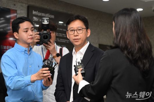 배경훈 과학기술정보통신부 장관 후보자가 24일 오전 서울 종로구 광화문우체국에 마련된 인사청문회 준비 집무실로 첫 출근을 하던 중 취재진의 질문에 답변을 하고 있다. 사진=강민석 기자 kms@newsway.co.kr