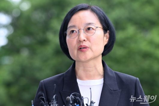 한성숙 중소벤처기업부 장관 후보자가 24일 오후 서울 여의도 삼희익스콘벤처타워에 마련된 인사청문회 준비 집무실로 첫 출근을 하던 중 취재진의 질문에 답변하고 있다. 사진=강민석 기자 kms@newsway.co.kr