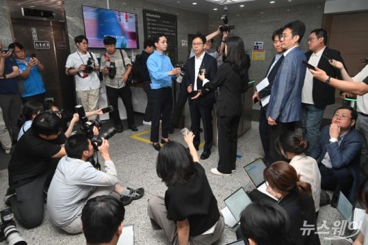 배경훈 과학기술정보통신부 장관 후보자가 24일 오전 서울 종로구 광화문우체국에 마련된 인사청문회 준비 집무실로 첫 출근을 하며 취재진의 질문에 답변을 하고 있다. 사진=강민석 기자 kms@newsway.co.kr