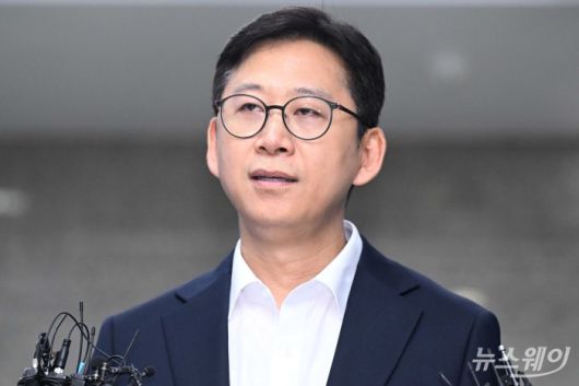 배경훈 과학기술정보통신부 장관 후보자가 24일 오전 서울 종로구 광화문우체국에 마련된 인사청문회 준비 집무실로 첫 출근을 하며 취재진의 질문에 답변을 하고 있다. 사진=강민석 기자 kms@newsway.co.kr