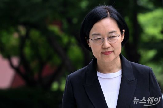 한성숙 중소벤처기업부 장관 후보자가 24일 오후 서울 여의도 삼희익스콘벤처타워에 마련된 인사청문회 준비 집무실로 첫 출근을 하고 있다. 사진=강민석 기자 kms@newsway.co.kr