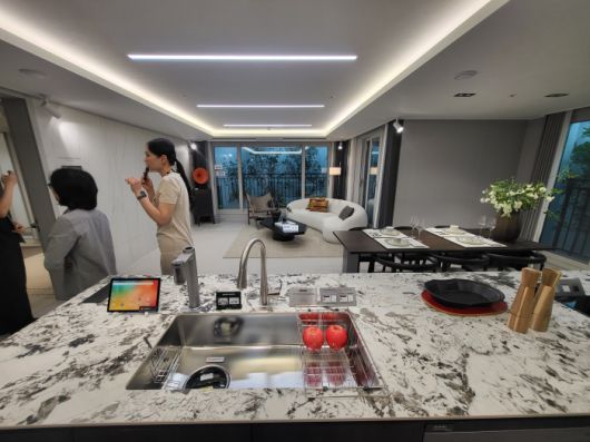 경기도 김포시 '오퍼스 한강 스위첸' 모델하우스에 방문객들이 전용 99㎡ 유니트를 둘러 보는 모습. 사진=이재성 기자