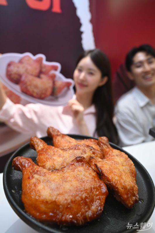 오븐요리 프랜차이즈 굽네치킨을 운영하는 '지앤푸드'가 1일 오전 서울 마포구 굽네플레이타운에서 추성훈과 함께하는 신제품 '굽네 장각구이'를 선보이고 있다. 사진=강민석 기자 kms@newsway.co.kr