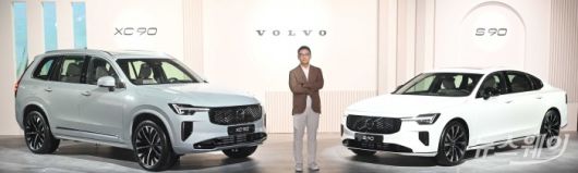 이윤모 볼보자동차코리아 대표이사가 2일 오전 서울 광진구 그랜드워커힐에서 열린 'Volvo XC90'과 'Volvo S90' 국내 최초 공개 미디어에서 신차량을 소개하며 기념촬영을 하고 있다. 사진=강민석 기자 kms@newsway.co.kr