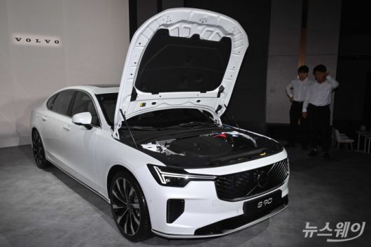 볼보자동차코리아가 2일 오전 서울 광진구 그랜드워커힐에서 열린 'Volvo XC90'과 'Volvo S90' 국내 최초 공개 미디어에서 부분변경 플래그십 세단 신형 'S90'을 전시하고 있다. 사진=강민석 기자 kms@newsway.co.kr