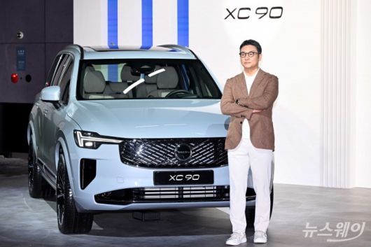 이윤모 볼보자동차코리아 대표이사가 2일 오전 서울 광진구 그랜드워커힐에서 열린 'Volvo XC90'과 'Volvo S90' 국내 최초 공개 미디어에서 신차량을 소개하며 기념촬영을 하고 있다. 사진=강민석 기자 kms@newsway.co.kr