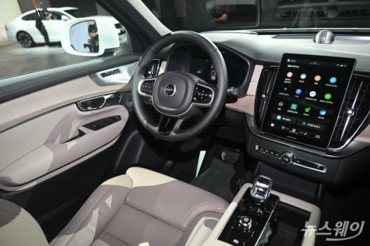 볼보자동차코리아가 2일 오전 서울 광진구 그랜드워커힐에서 열린 'Volvo XC90'과 'Volvo S90' 국내 최초 공개 미디어에서 7인승 플래그십 스포츠유틸리티차(SUV) 신형 'XC90'을 전시하고 있다. 사진=강민석 기자 kms@newsway.co.kr