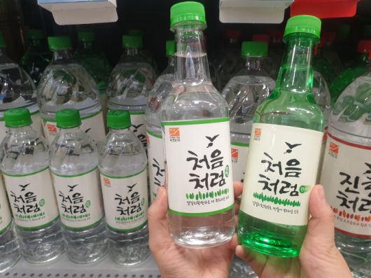 한 대형마트 주류코너에 진열된 소주. 사진=롯데칠성음료 제공