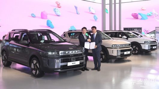 (왼쪽)이호현 산업통상자원부 2차관과 김동욱 현대자동차 부사장이 22일 오후 경기 고양시 현대모터스튜디오에서 열린 APEC 및 CEM/MI 에너지장관회의의 성공적 개최를 위한 업무협약식을 마친 뒤 넥쏘 전시장을 찾아 협약서를 들고 기념촬영을 하고 있다. 사진=강민석 기자 kms@newsway.co.kr