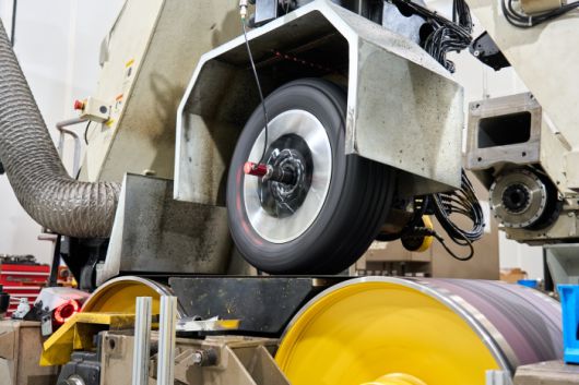 R&H성능개발동 타이어 특성 시험기가 작동되는 모습. 사진=현대차그룹 제공