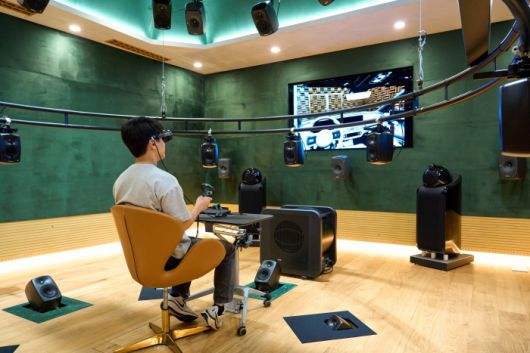 NVH동 몰입음향스튜디오에서 앰비소닉 환경 속 버추얼 사운드 평가하는 모습. 사진=현대차그룹 제공