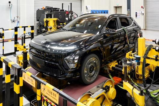 R&H성능개발동 핸들링주행시험기에서 코나 일렉트릭의 핸들링 특성을 시험하는 모습. 사진=현대차그룹 제공