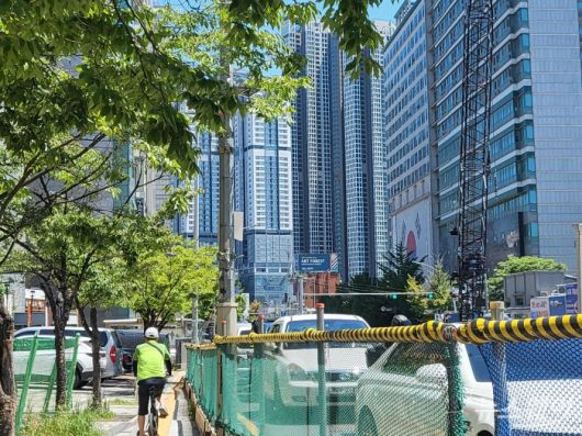 <뉴스웨이>가 현장을 방문해 본 결과, 제기동역 인근에서는 지하철역 출입구 공사가 실제로 진행 중이었다. 공사 펜스와 구조물 설치가 완료된 상태. 사진 = 김소윤 기자