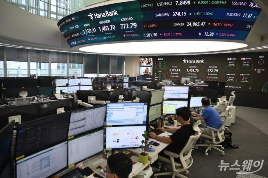 정부의 세제개편 여파로 코스피 지수가 전일 대비 126.03포인트(-3.88%) 급락된 3119.41에 장을 마친 1일 오후 서울 중구 하나은행 딜링룸에서 직원들이 업무를 보고 있다.    이는 도널드 트럼프 미국 대통령이 상호관세를 발표한 직후인 지난 4월 7일(-5.57%) 이후 4개월 만에 가장 큰 낙폭으로, 코스닥도 전날 대비 32.45포인트(-4.03%) 내린 772.79에 거래를 끝내며 800선을 기록했다. 원달러 환율은 1,403.70을 기록하고 있다. 사진=강민석 기자 kms@newsway.co.kr