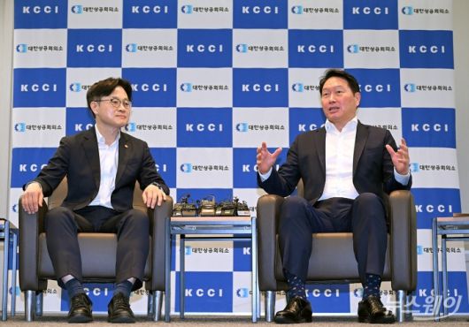 최태원 대한상공회의소 회장이 4일 오후 서울 중구 대한상의를 방문한 김정관 산업통상자원부 장관과 면담에서 발언하고 있다. 사진=이수길 기자 Leo2004@newsway.co.kr