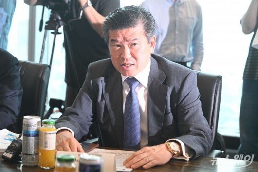 제임스 김 주한미국상공회의소 회장이 8일 오후 서울 여의도 주한미국상공회의소를 내방한 여한구 산업통상자원부 통상교섭본부장과 '미국계 외투기업' 간담회를 갖으며 발언하고 있다. 사진=강민석 기자 kms@newsway.co.kr