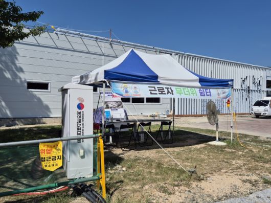 경주엑스포대공원 경제전시장 공사 현장에 있는 무더위 쉼터. 덩그러니 놓인 선풍기 한대만이 더위를 식히는 유일한 방안이다. 사진=고지혜 기자