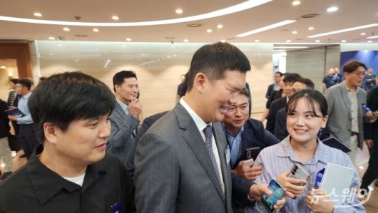 허윤홍 GS건설 사장이 27일 서울 건설회관에서 취재진의 질문에 답하고 있다. 사진=권한일 기자